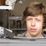 Youtuber cria robô para cortar seu cabelo durante a quarentena