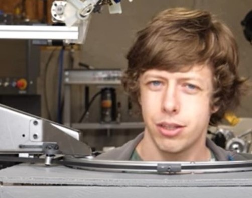 Youtuber cria robô para cortar seu cabelo durante a quarentena