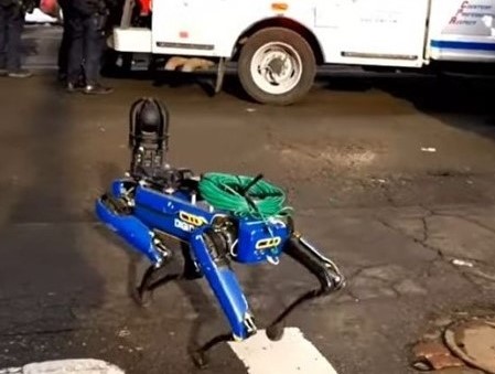 Cão-robô da polícia de Nova York entra em ação novamente
